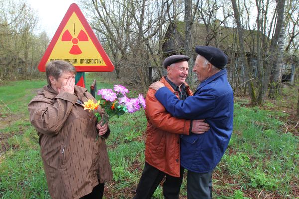 Переселенцам из деревни в зоне отчуждения Чернобыльской АЭС разрешили посетить свои дома Переселенцам из деревни в зоне отчуждения Чернобыльской АЭС разрешили посетить свои дома