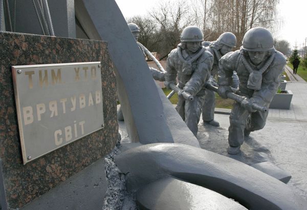 Памятник пожарным, тушившим энергоблок ЧАЭС