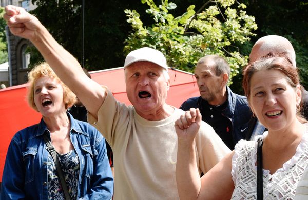 Митинг Правого сектора у здания администрации президента Украины Митинг Правого сектора у здания администрации президента Украины