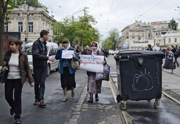 Митингующие требуют освободить задержанных после столкновений в Одессе