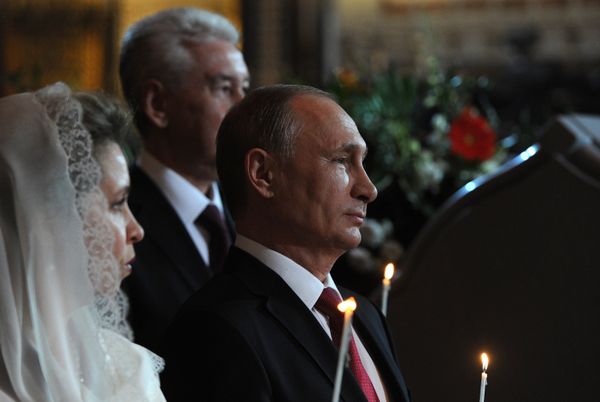 Президент РФ В. Путин и премьер-министр РФ Д. Медведев на пасхальном богослужении в храме Христа Спасителя в Москве