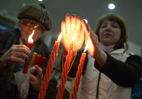Благодатный огонь из Иерусалима встречают в аэропорту Внуково Благодатный огонь из Иерусалима встречают в аэропорту Внуково