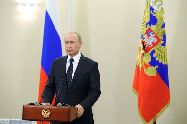 Президент РФ В. Путин по видеосвязи обратился к участникам концерта в Пальмире Президент РФ В. Путин по видеосвязи обратился к участникам концерта в Пальмире