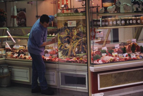 Продуктовый магазин в Париже