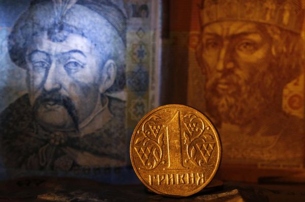 Денежные купюры и монеты США и Украины