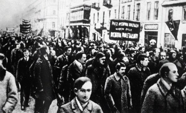 Демонстранты проходят по улице города Варшавы