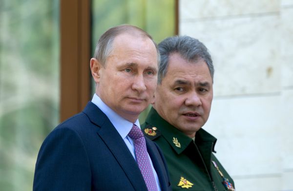 Президент РФ В. Путин провел совещание с военными в Сочи