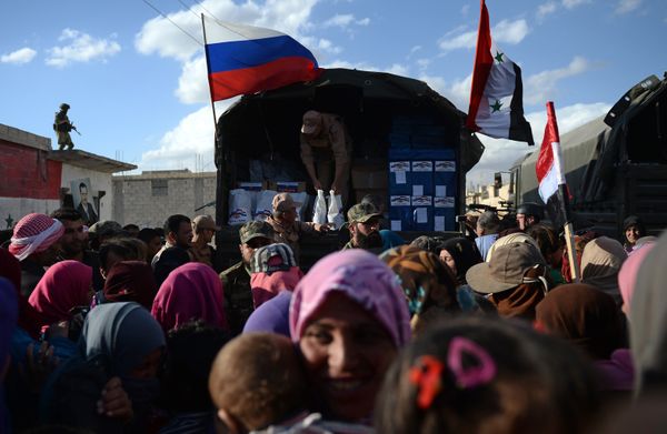 Раздача российской гуманитарной помощи населению Сирии
