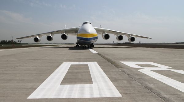 Новая взлетно-посадочная полоса международного аэропорта Донецк, реконструируемого к чемпионату Европы по футболу ЕВРО-2012