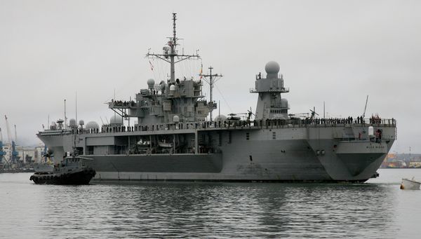 Прибытие корабля ВМС США Блю Ридж во Владивосток