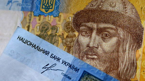 Денежные купюры и монеты США и Украины