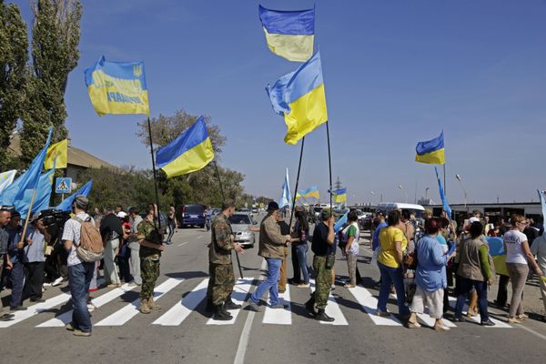 Активисты заблокировали автотрассу у поселка Чонгар на границе Украины и Крыма