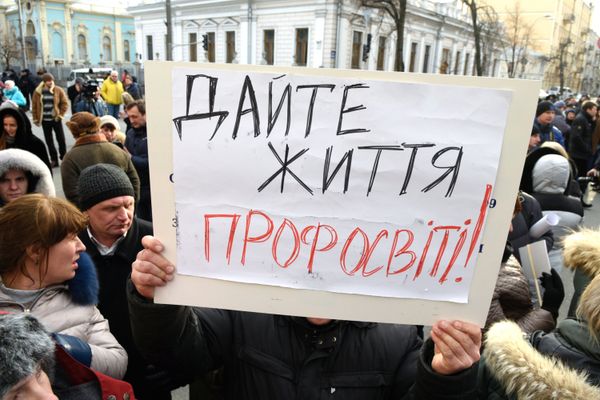 Митинг против уничтожения системы профессиональных училищ у здания Верховной рады в Киеве