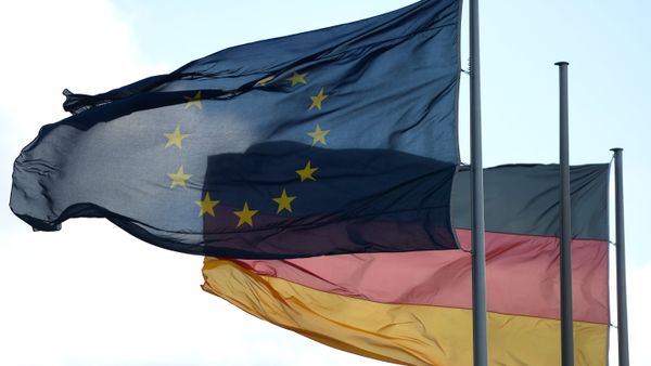 Флаги Евросоюза и Германии в Берлине