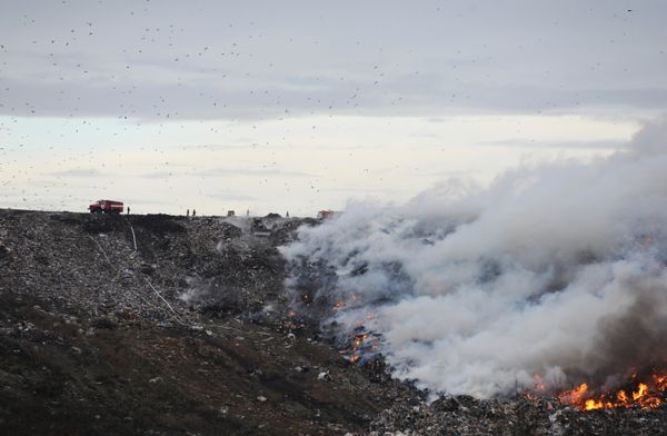Пожар на свалке мусора на Волхонском шоссе в Ленинградской области