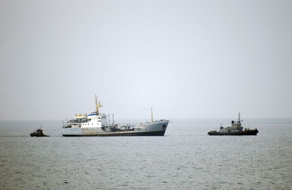 Ракетный катер ВМСУ Прилуки и танкер Фастов покинули Севастополь