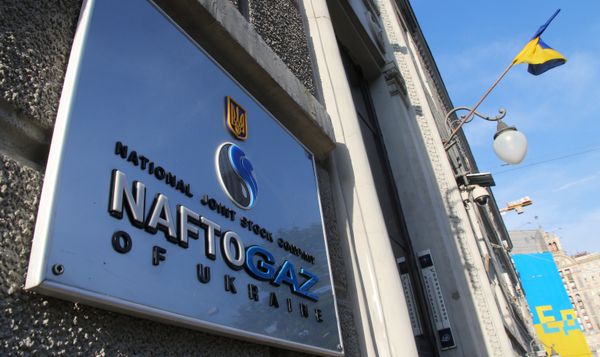 Вывеска нефтегазового холдинга Нафтогаз Украины в Киеве