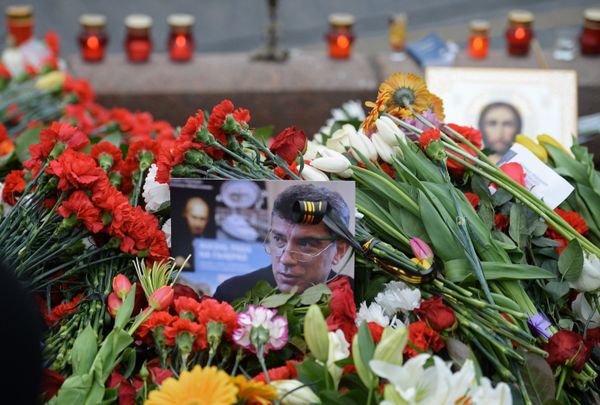 Цветы на месте убийства политика Бориса Немцова
