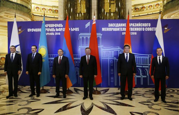 Премьер-министр РФ Д. Медведев в Ереване принимает участие в межправсовете ЕАЭС