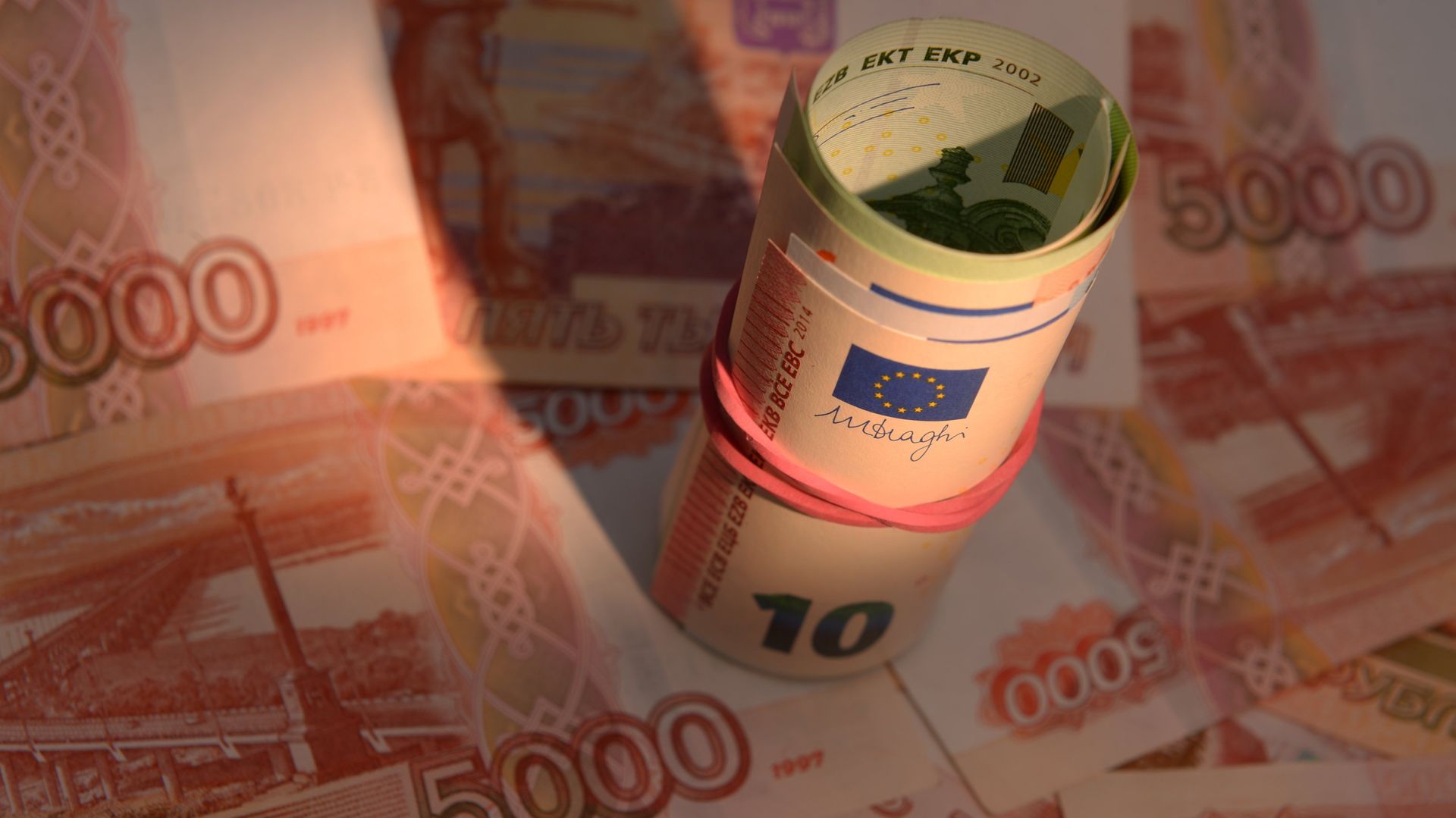 Денежные купюры России и Европейского Союза Денежные купюры России и Европейского Союза - РИА Новости, 1920, 02.05.2025