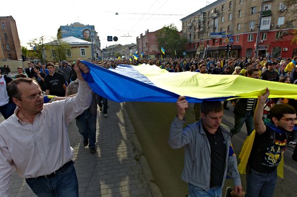 В Харькове футбольные фанаты напали на сторонников федерализации