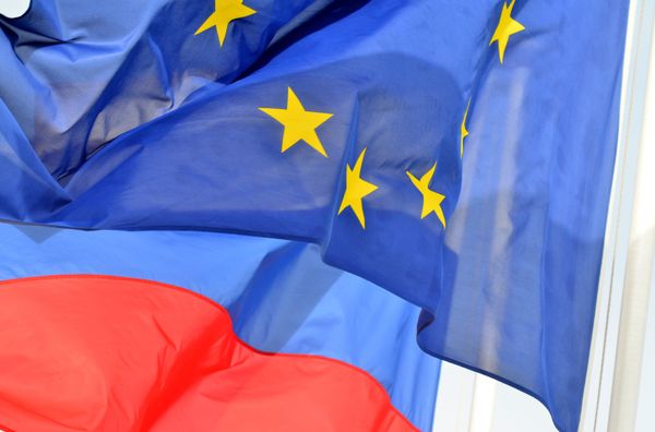 Флаги России, ЕС, Франции и герб Ниццы на набережной Ниццы
