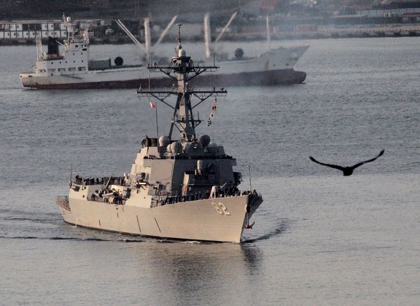 Ракетный эсминец ВМС США Лассен прибыл во Владивосток