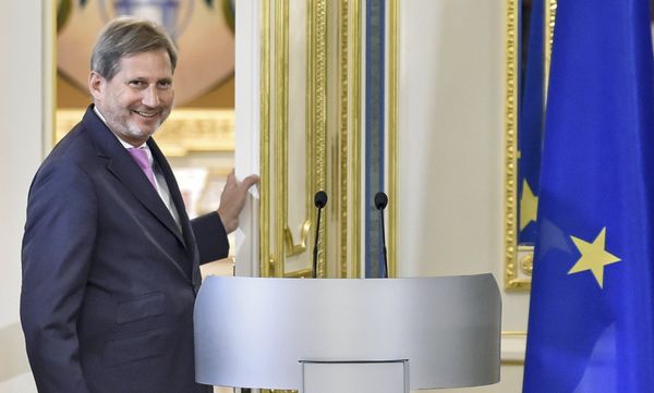Встреча президента Украины Петра Порошенко и комиссара ЕС по вопросам европейской политики соседства Йоханнес Хана в Киеве Встреча президента Украины Петра Порошенко и комиссара ЕС по вопросам европейской политики соседства Йоханнес Хана в Киеве