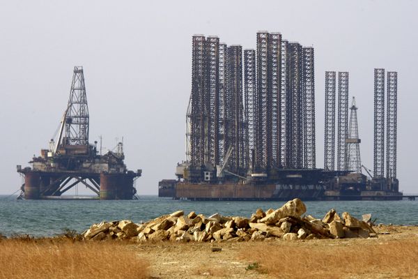 Нефтяные платформы в Каспийском море