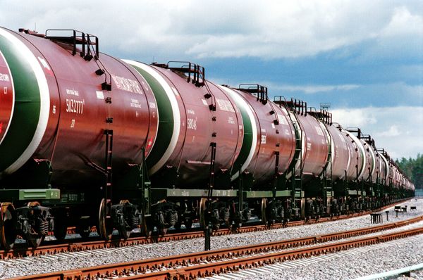 Цистерны с нефтью Цистерны с нефтью