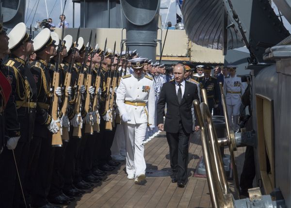 Президент РФ В. Путин принимает участие в праздновании Дня ВМФ в Санкт-Петербурге