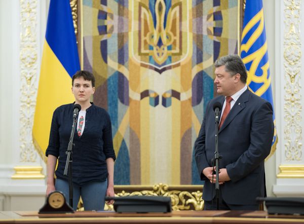 Президент Украины П. Порошенко вручил Н. Савченко орден Золотой Звезды