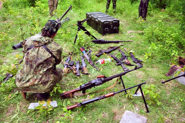 Правоохранители ЛНР обнаружили крупный тайник боеприпасов и оружия Правоохранители ЛНР обнаружили крупный тайник боеприпасов и оружия