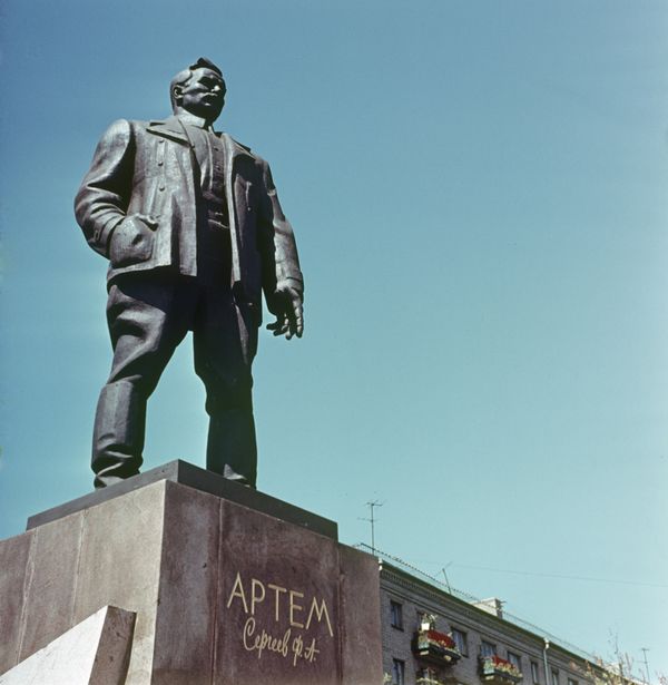 Памятник Артему в Донецке