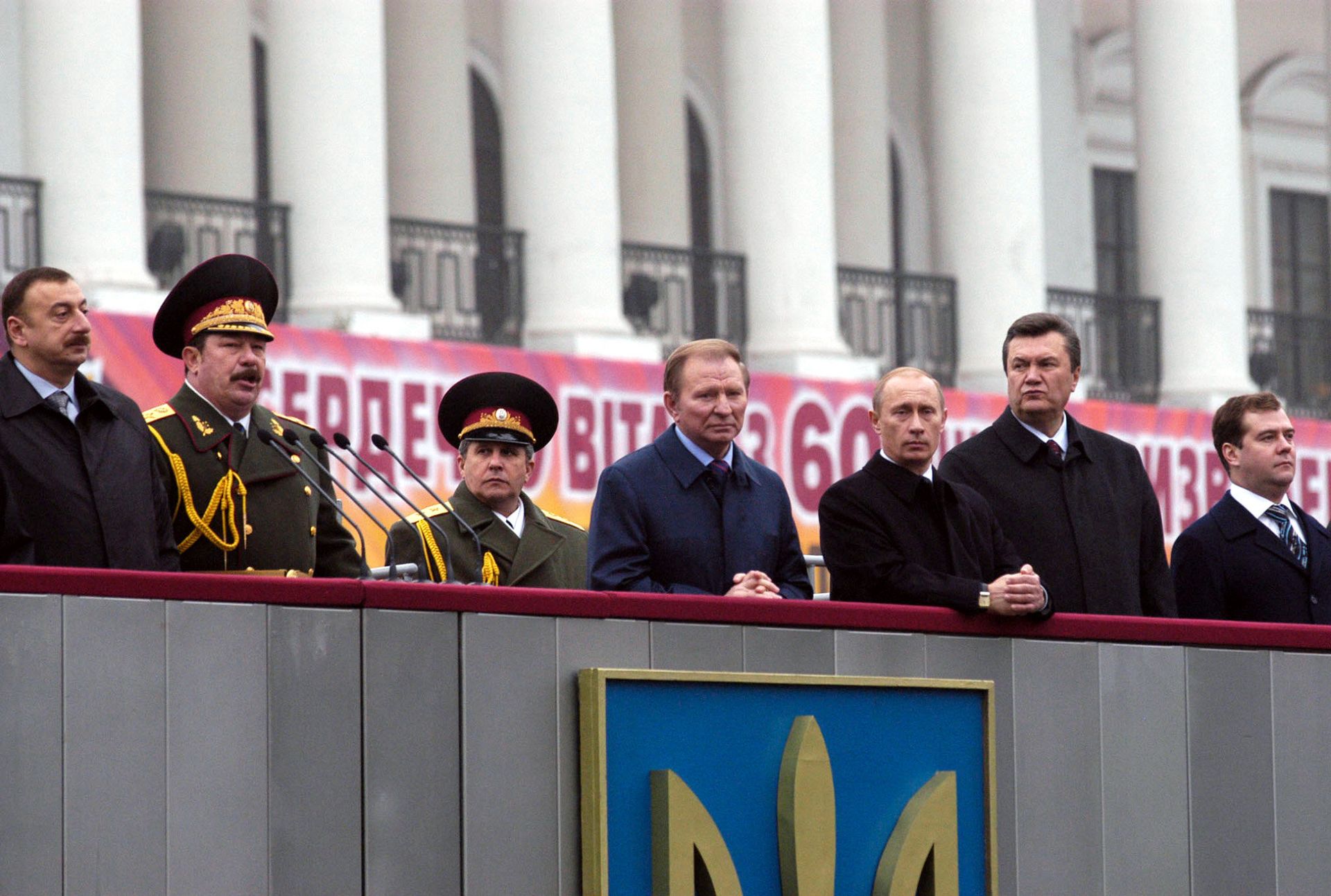 Президент Азербайджана Ильхам Алиев, министр обороны Украины Александр Кузьмук, президент Украины Леонид Кучма, президент России Владимир Путин, премьер-министр Украины Виктор Янукович и глава администрации Кремля Дмитрий Медведев на торжественном параде, посвящённом 60-летию освобождения Украины. Киев, 28 октября 2004 года - РИА Новости, 1920, 03.10.2026