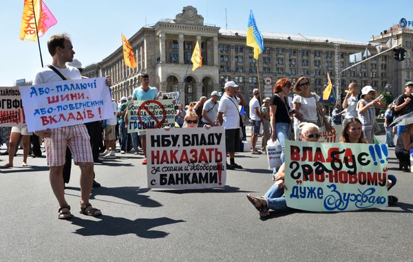 Обманутые вкладчики перекрыли улицу Крещатик в Киеве