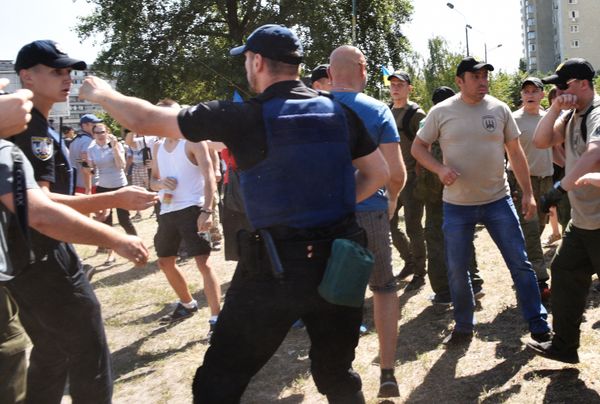 Акция возле Оболонского суда в Киеве