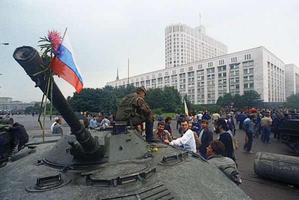 Танки у здания Верховгого Совета РСФСР в дни путча