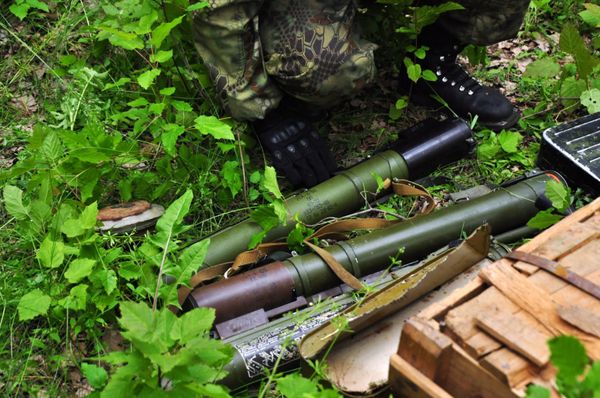 Правоохранители ЛНР обнаружили крупный тайник боеприпасов и оружия