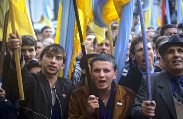 Участники митинга у здания Верховного Совета