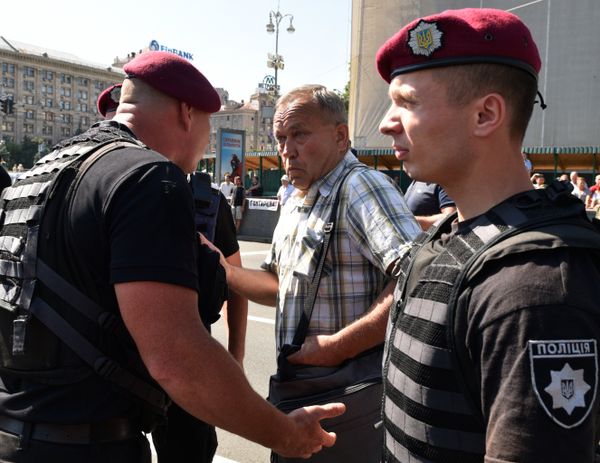 Обманутые вкладчики перекрыли улицу Крещатик в Киеве