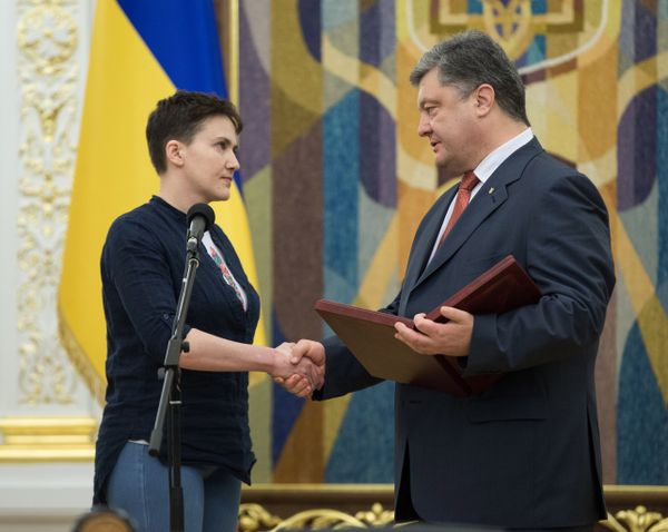Президент Украины П. Порошенко вручил Н. Савченко орден Золотой Звезды