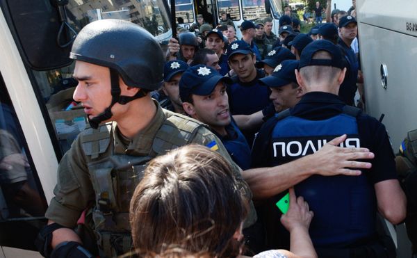 Акция возле Оболонского суда в Киеве