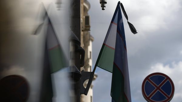 Цветы у посольства Узбекистана в Москве, в связи с кончиной Президента республики Ислама Каримова