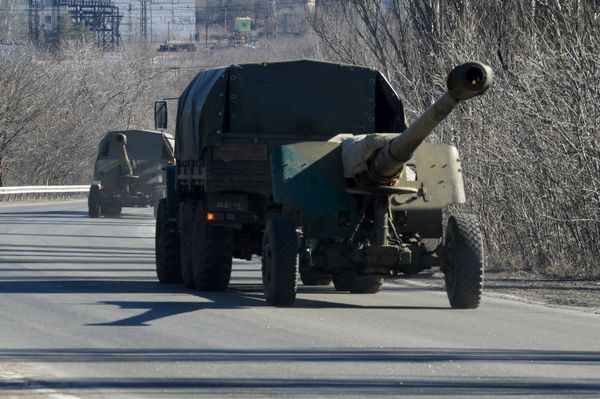 Отвод колонны тяжелой военной техники из Донецка Отвод колонны тяжелой военной техники из Донецка