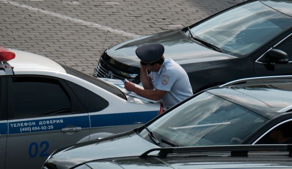 Сотрудник ДПС на Зубовском бульваре Сотрудник ДПС на Зубовском бульваре