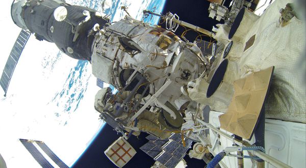 Выход в открытый космос российских космонавтов