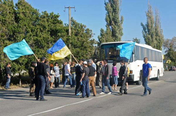 Активисты заблокировали автотрассу у поселка Чонгар на границе Украины и Крыма
