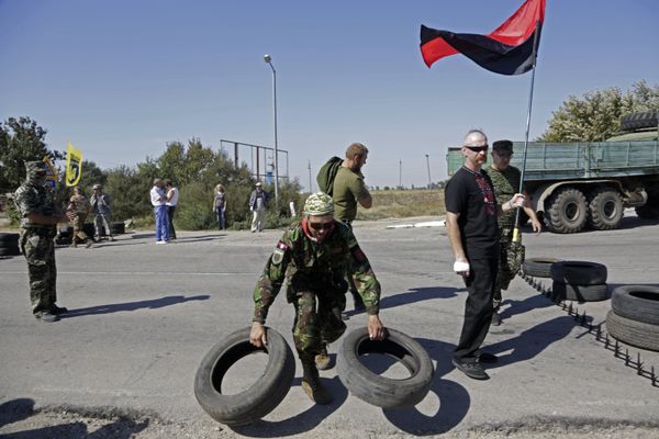 Активисты заблокировали автотрассу у поселка Чонгар на границе Украины и Крыма