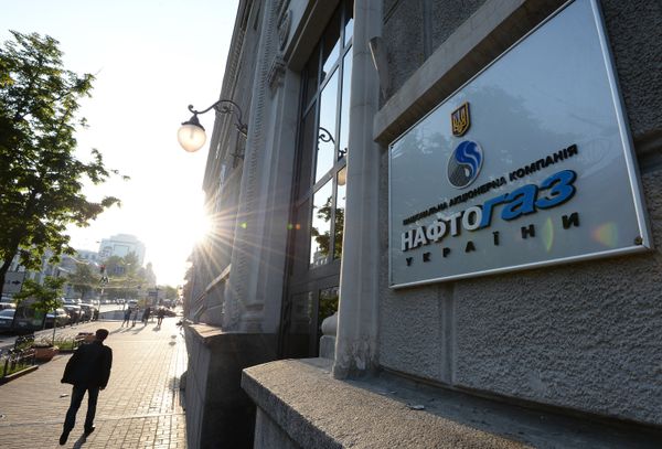 Вывеска НАК Нафтогаз Украины на административном здании в Киеве